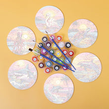 Carica l'immagine nel visualizzatore di Gallery, Set di 6 Sottobicchieri da Dipingere con i numeri (10cm diametro) - Vita Marina Colorata