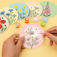 Carica l'immagine nel visualizzatore di Gallery, Set di 6 Sottobicchieri da Dipingere con i numeri (10cm diametro) - Fiori di campo