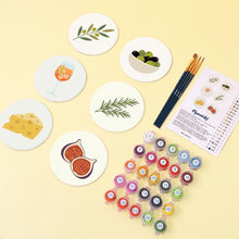 Carica l'immagine nel visualizzatore di Gallery, Set di 6 Sottobicchieri da Dipingere con i numeri (10cm diametro) - Sapori del Mediterraneo
