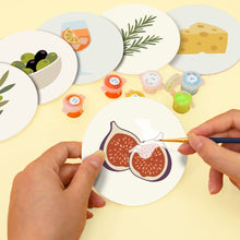 Carica l'immagine nel visualizzatore di Gallery, Set di 6 Sottobicchieri da Dipingere con i numeri (10cm diametro) - Sapori del Mediterraneo