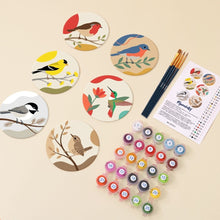 Carica l'immagine nel visualizzatore di Gallery, Set di 6 Sottobicchieri da Dipingere con i numeri (10cm diametro) - Canti del Bosco