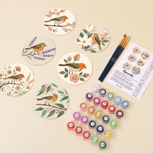 Carica l'immagine nel visualizzatore di Gallery, Set di 6 Sottobicchieri da Dipingere con i numeri (10cm diametro) - Canto tra i fiori