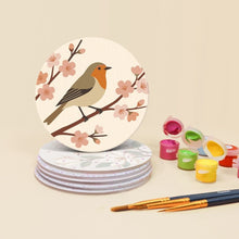 Carica l'immagine nel visualizzatore di Gallery, Set di 6 Sottobicchieri da Dipingere con i numeri (10cm diametro) - Canto tra i fiori