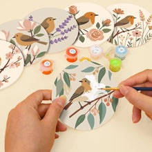 Carica l'immagine nel visualizzatore di Gallery, Set di 6 Sottobicchieri da Dipingere con i numeri (10cm diametro) - Canto tra i fiori