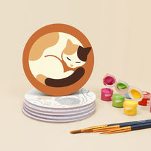 Carica l'immagine nel visualizzatore di Gallery, Set di 6 Sottobicchieri da Dipingere con i numeri (10cm diametro) - Vita da gatto