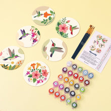 Carica l'immagine nel visualizzatore di Gallery, Set di 6 Sottobicchieri da Dipingere con i numeri (10cm diametro) - Danza dei Colibrì