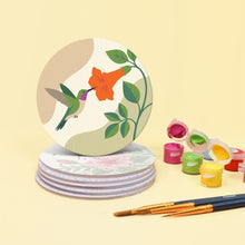 Carica l'immagine nel visualizzatore di Gallery, Set di 6 Sottobicchieri da Dipingere con i numeri (10cm diametro) - Danza dei Colibrì