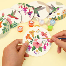 Carica l'immagine nel visualizzatore di Gallery, Set di 6 Sottobicchieri da Dipingere con i numeri (10cm diametro) - Danza dei Colibrì