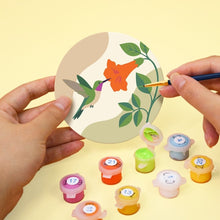 Carica l'immagine nel visualizzatore di Gallery, Set di 6 Sottobicchieri da Dipingere con i numeri (10cm diametro) - Danza dei Colibrì