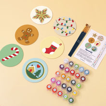 Carica l'immagine nel visualizzatore di Gallery, Set di 6 Sottobicchieri da Dipingere con i numeri (10cm diametro) - Magia di Natale