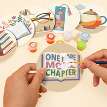 Carica l'immagine nel visualizzatore di Gallery, Set di 6 Sottobicchieri da Dipingere con i numeri (10cm diametro) - Book Lover