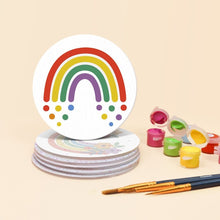 Carica l'immagine nel visualizzatore di Gallery, Set di 6 Sottobicchieri da Dipingere con i numeri (10cm diametro) - Arcobaleno colorato