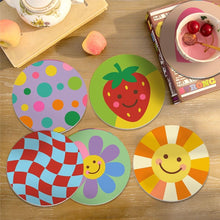 Carica l'immagine nel visualizzatore di Gallery, Set di 6 Sottobicchieri da Dipingere con i numeri (10cm diametro) - Icone pop felici