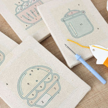 Carica l'immagine nel visualizzatore di Gallery, Punch Needle Kit (4 pezzi) con cornici - Snack Time 1