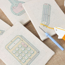 Carica l'immagine nel visualizzatore di Gallery, Punch Needle Kit (4 pezzi) con cornici - Essenziali da Scrivania 1