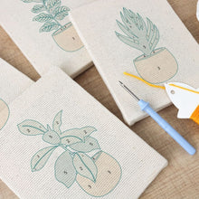 Carica l'immagine nel visualizzatore di Gallery, Punch Needle Kit (4 pezzi) con cornici - Giungla Urbana 1