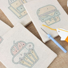 Carica l'immagine nel visualizzatore di Gallery, Punch Needle Kit (4 pezzi) con cornici - Fast Food