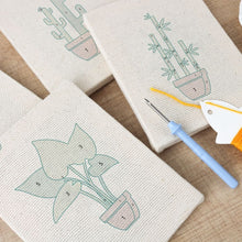 Carica l'immagine nel visualizzatore di Gallery, Punch Needle Kit (4 pezzi) con cornici - Giungla Urbana 3