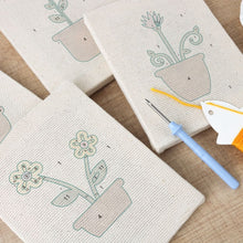 Carica l'immagine nel visualizzatore di Gallery, Punch Needle Kit (4 pezzi) con cornici - Fiori in vaso