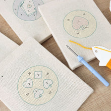 Carica l'immagine nel visualizzatore di Gallery, Punch Needle Kit (4 pezzi) con cornici - Carte da Gioco