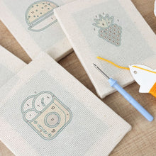Carica l'immagine nel visualizzatore di Gallery, Punch Needle Kit (4 pezzi) con cornici - Snack Time 2