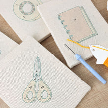 Carica l'immagine nel visualizzatore di Gallery, Punch Needle Kit (4 pezzi) con cornici - Essenziali da Scrivania 2