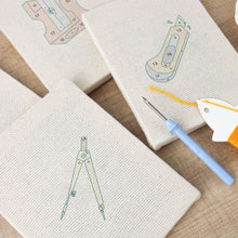 Carica l'immagine nel visualizzatore di Gallery, Punch Needle Kit (4 pezzi) con cornici - Collezione Accessori Scrivania
