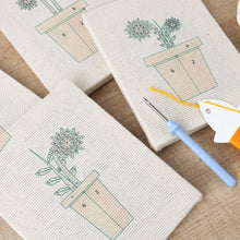 Carica l'immagine nel visualizzatore di Gallery, Punch Needle Kit (4 pezzi) con cornici - Mini Vasi Fioriti