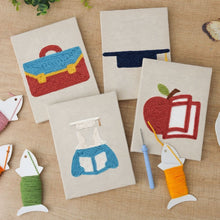 Carica l'immagine nel visualizzatore di Gallery, Punch Needle Kit (4 pezzi) con cornici - Vita da Studente