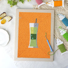 Carica l'immagine nel visualizzatore di Gallery, Punch Needle Kit con cornice - Cocktail 1