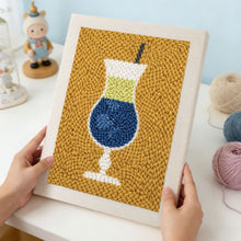 Carica l'immagine nel visualizzatore di Gallery, Punch Needle Kit con cornice - Cocktail 2