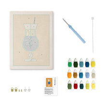 Carica l'immagine nel visualizzatore di Gallery, Punch Needle Kit con cornice - Cocktail 2