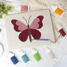 Carica l'immagine nel visualizzatore di Gallery, Punch Needle Kit con cornice - Farfalla Rosa