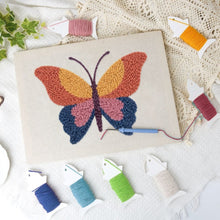 Carica l'immagine nel visualizzatore di Gallery, Punch Needle Kit con cornice - Farfalla Arancione