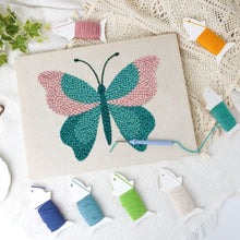 Carica l'immagine nel visualizzatore di Gallery, Punch Needle Kit con cornice - Farfalla Azzurra