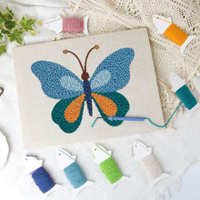 Carica l'immagine nel visualizzatore di Gallery, Punch Needle Kit con cornice - Farfalla Blu