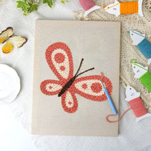 Carica l'immagine nel visualizzatore di Gallery, Punch Needle Kit con cornice - Farfalla Rossa