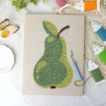 Carica l'immagine nel visualizzatore di Gallery, Punch Needle Kit con cornice - Pera Fresca