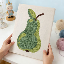 Carica l'immagine nel visualizzatore di Gallery, Punch Needle Kit con cornice - Pera Fresca