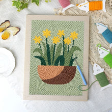 Carica l'immagine nel visualizzatore di Gallery, Punch Needle Kit con cornice - Narcisi al Sole