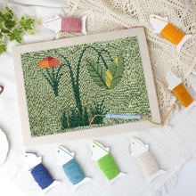 Carica l'immagine nel visualizzatore di Gallery, Punch Needle Kit con cornice - Prato Selvatico