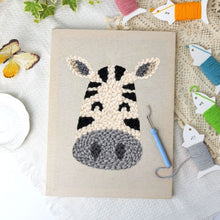 Carica l'immagine nel visualizzatore di Gallery, Punch Needle Kit con cornice - Zebra Felice