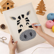 Carica l'immagine nel visualizzatore di Gallery, Punch Needle Kit con cornice - Zebra Felice
