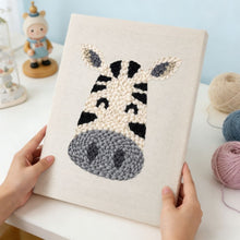 Carica l'immagine nel visualizzatore di Gallery, Punch Needle Kit con cornice - Zebra Felice