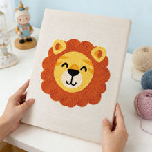 Carica l'immagine nel visualizzatore di Gallery, Punch Needle Kit con cornice - Piccolo Leone