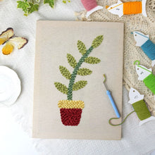 Carica l'immagine nel visualizzatore di Gallery, Punch Needle Kit con cornice - Gioia in Vaso