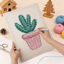 Carica l'immagine nel visualizzatore di Gallery, Punch Needle Kit con cornice - Piccolo Cactus