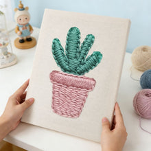 Carica l'immagine nel visualizzatore di Gallery, Punch Needle Kit con cornice - Piccolo Cactus