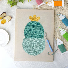 Carica l'immagine nel visualizzatore di Gallery, Punch Needle Kit con cornice - Piccolo Cactus in Fiore