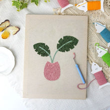Carica l'immagine nel visualizzatore di Gallery, Punch Needle Kit con cornice - Fioritura Tropicale